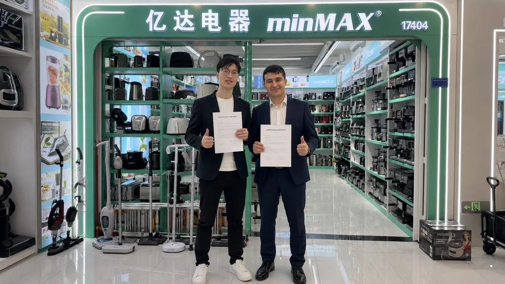 minMAX representative and a distributor presenting signed cooperation documents